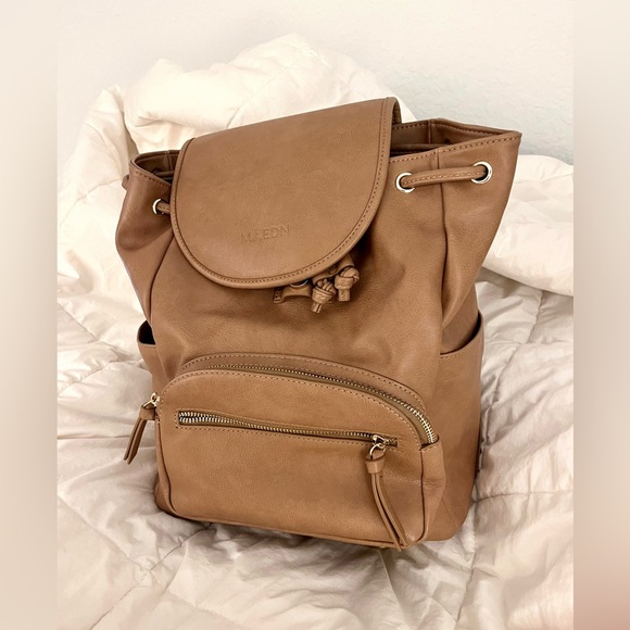 Maedn Drawstring Bag. Gentle used in great condition. Color: Camel
Size: Medium - Picture 2 of 5